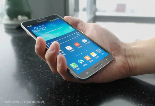 Samsung Galaxy Round hand