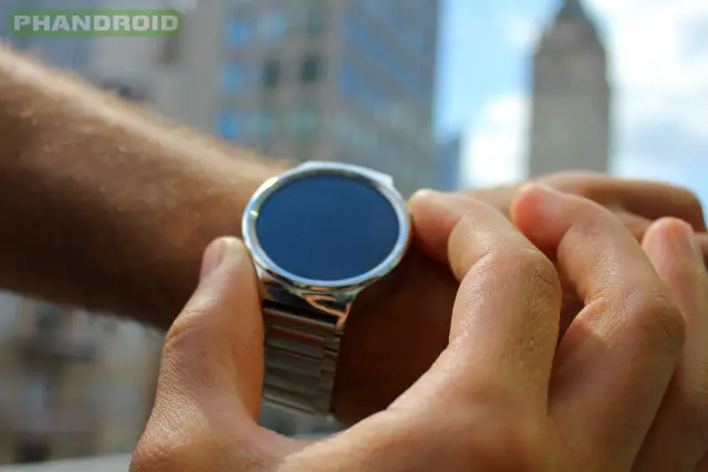 Phandroid-Huawei-Watch-Outdoors-NYC-CrownPosition2