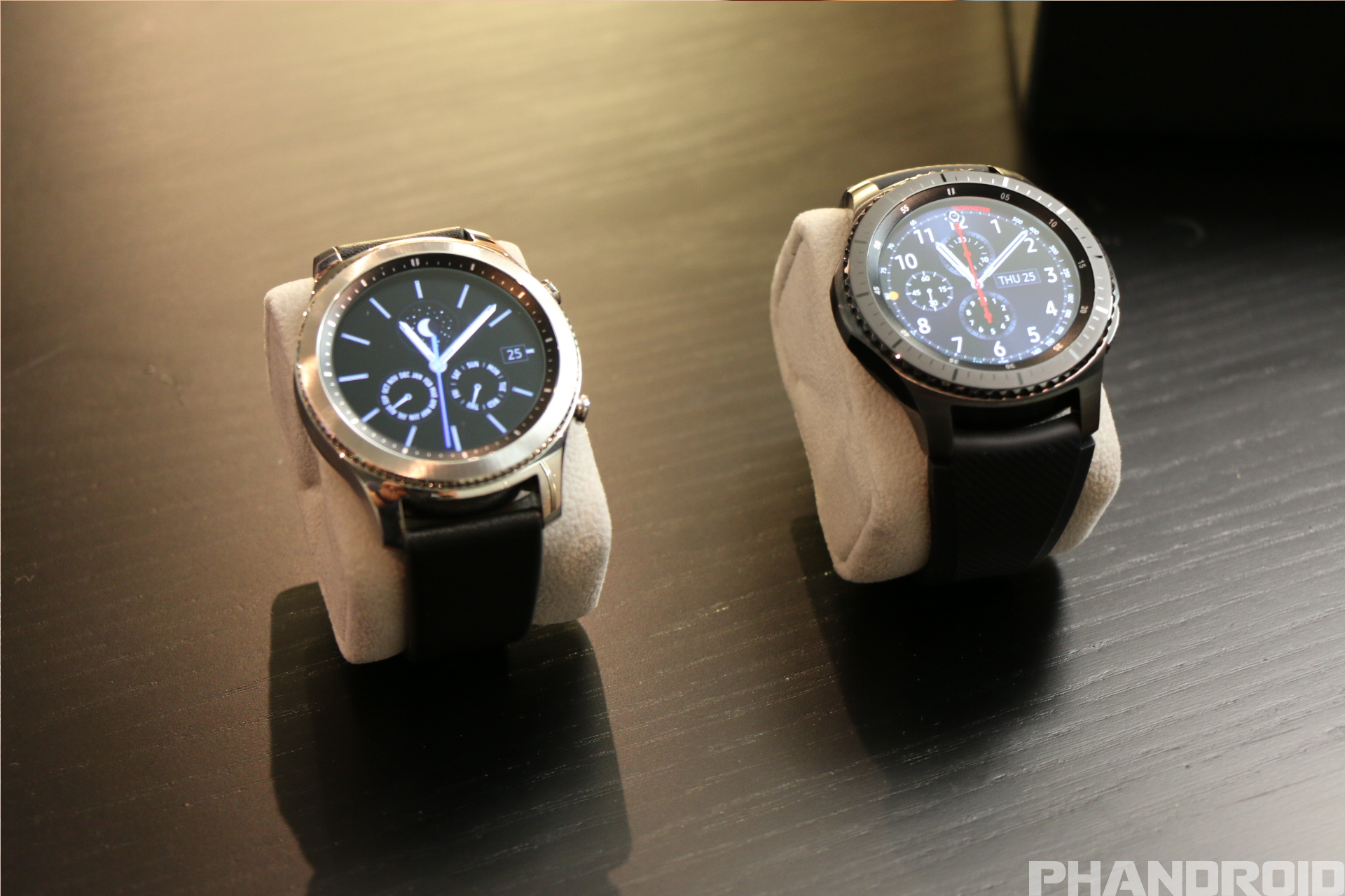 difference between samsung gear s3 classic and frontier