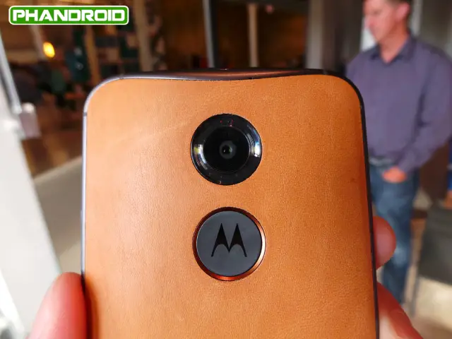 moto-x-natural-leather-2