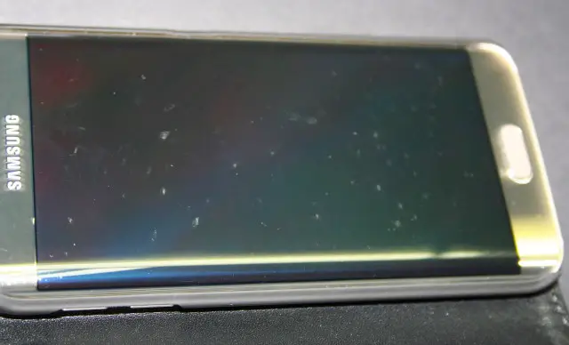 Samsung Galaxy S6 Edge Clear View case scratches
