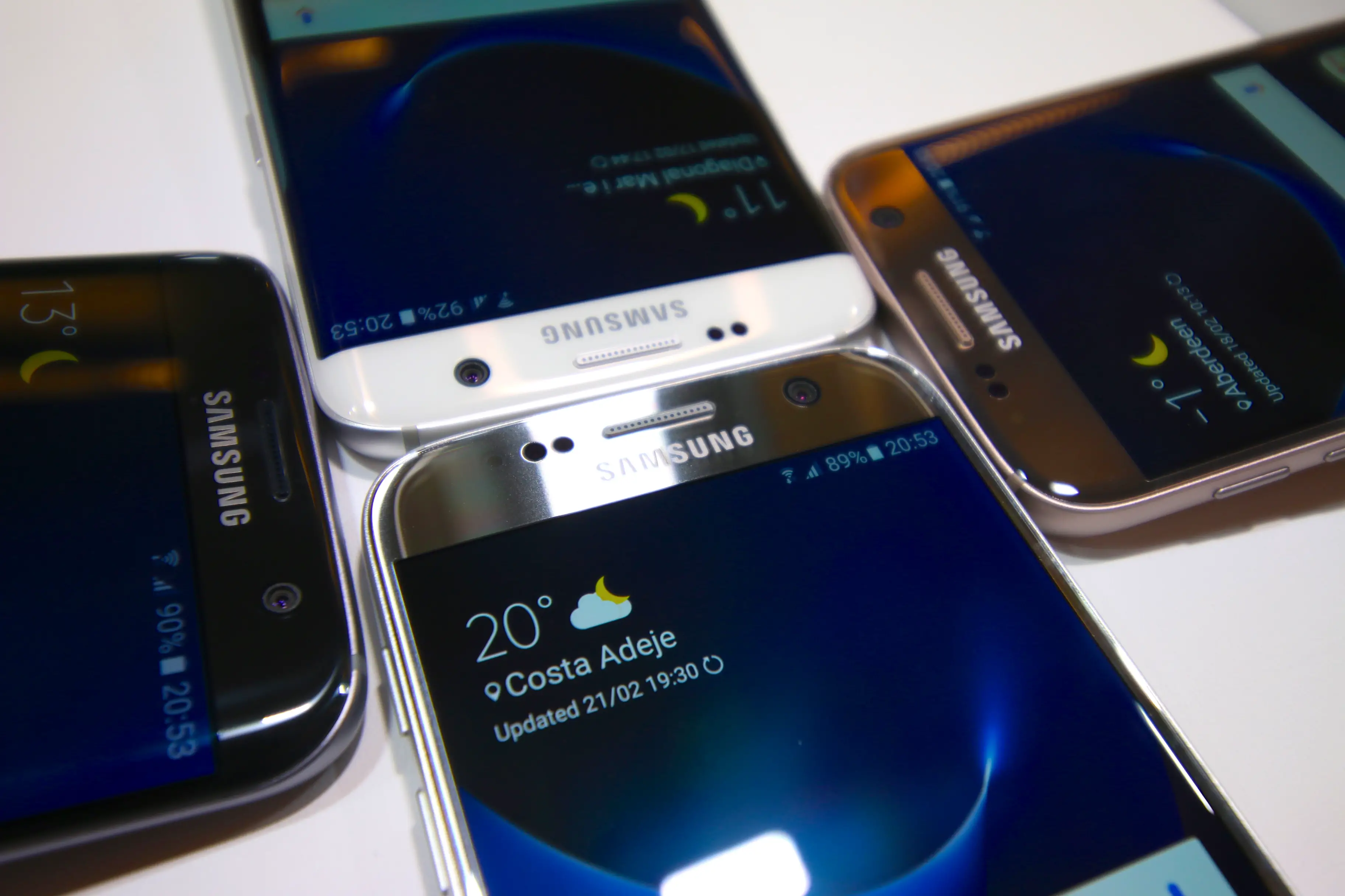 Samsung galaxy лучше купить. Galaxy s7 Edge Связной. Новый самсунг за 60000. Логотип самсунг смартфон. Новый представитель самсунг.