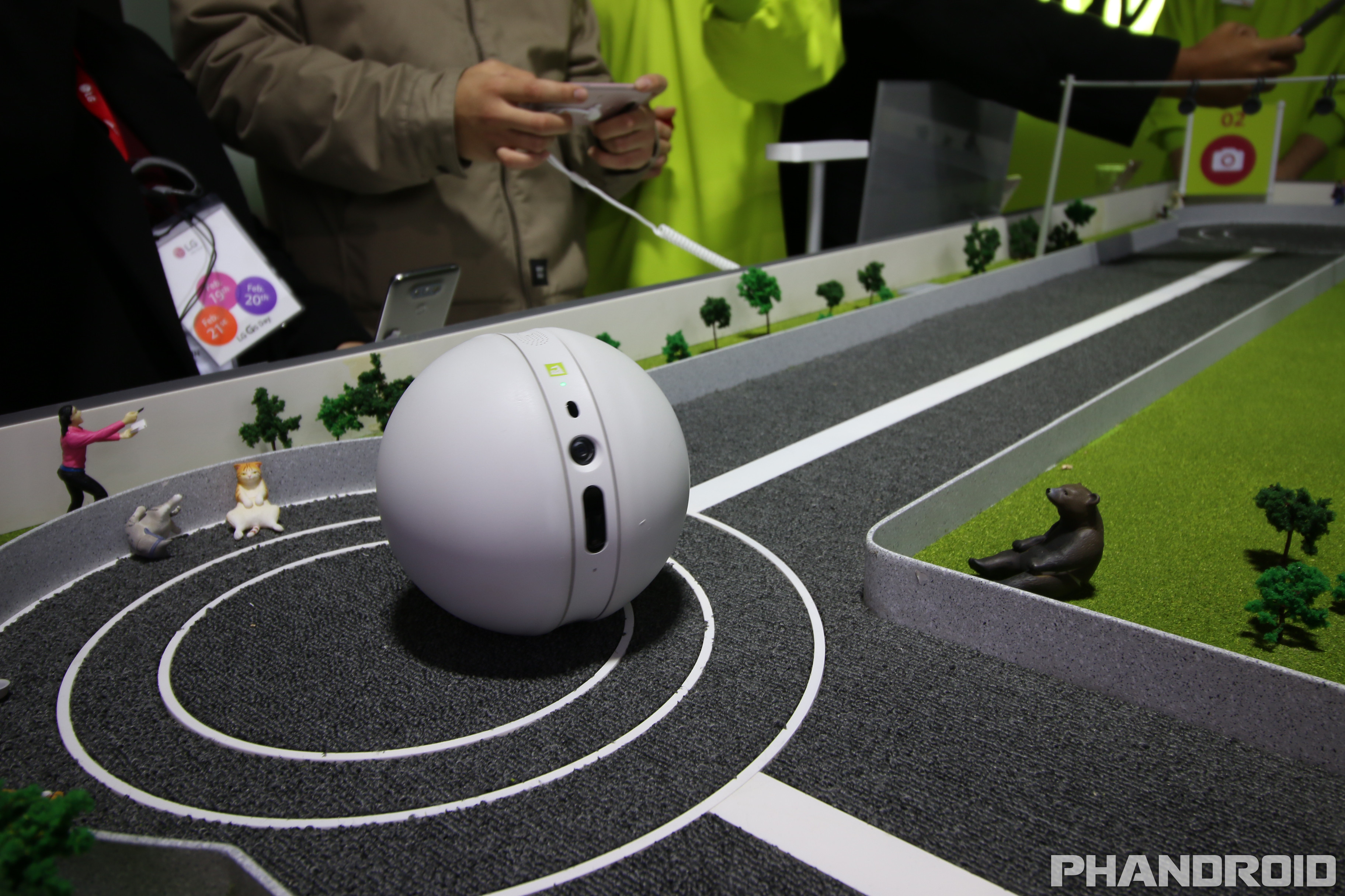 Робот шарик игра. LG Rolling bot. Робот Sphero Mini Golf, белый. Роботизированный шар. Круглый робот.