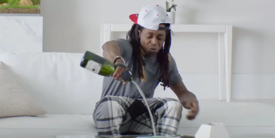 Lil Wayne pours champagne on his Galaxy S7 in Samsung's newest ad ...