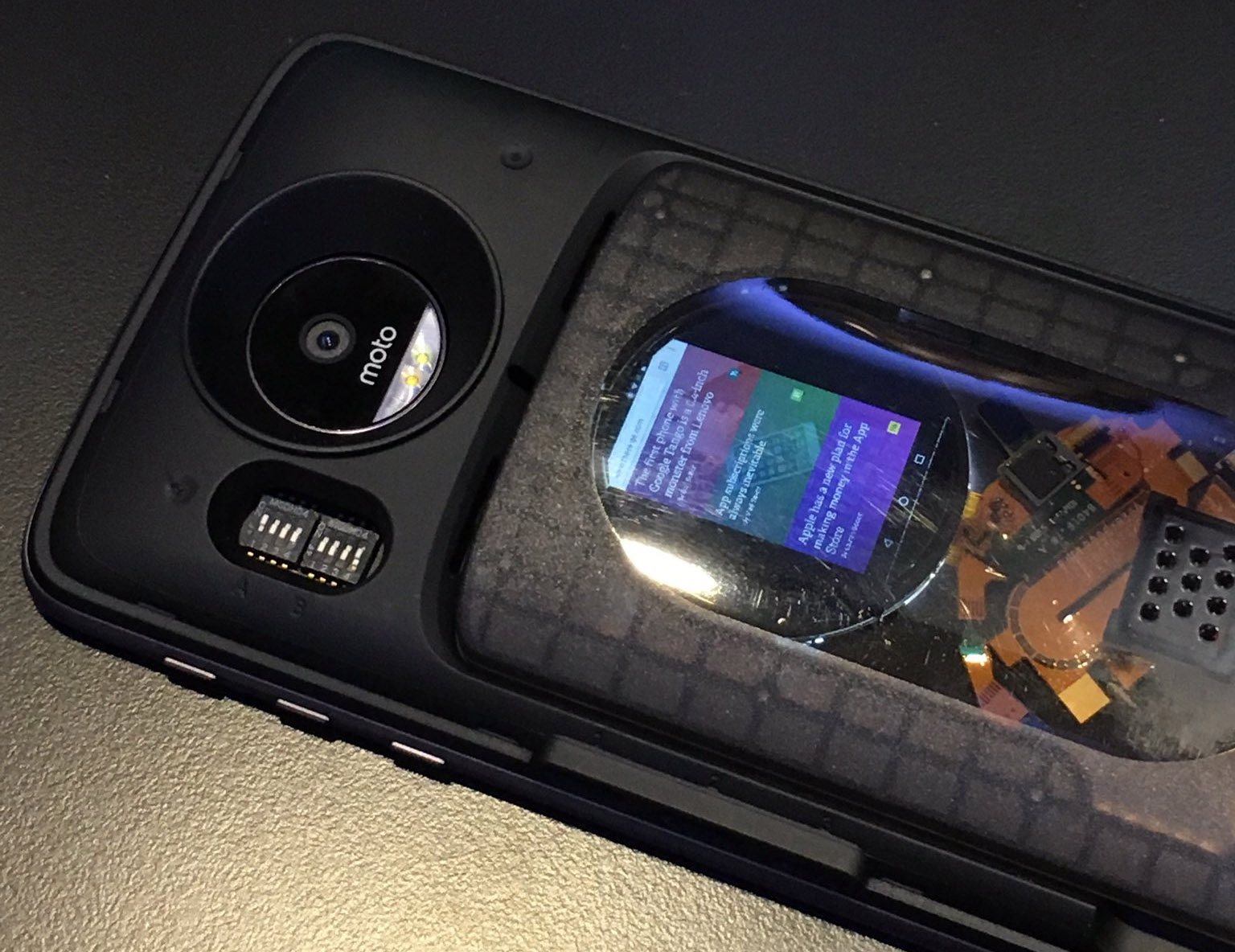Sag moto z3. Moto Mods. Смартфон с доп экраном. Смартфон с дополнительными модулями. Moto z модули.