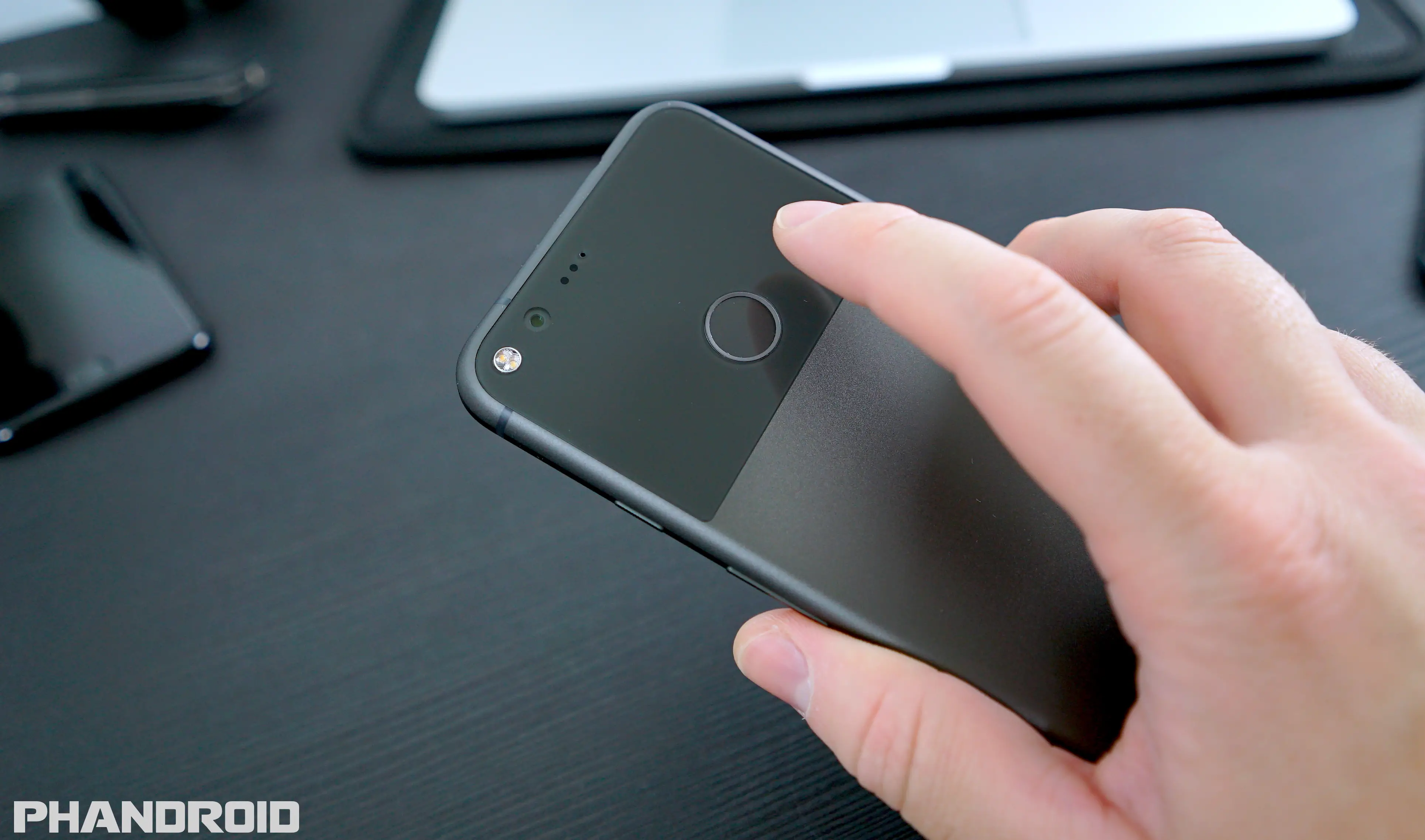 Отпечаток пальца на телефоне редми. Сканер отпечатка пальца Xiaomi Redmi Note 7. Xiaomi 13t сканер отпечатка пальца. Google Pixel 7 сканер отпечатков. Смартфон с 4 камерами и отпечатком пальца.