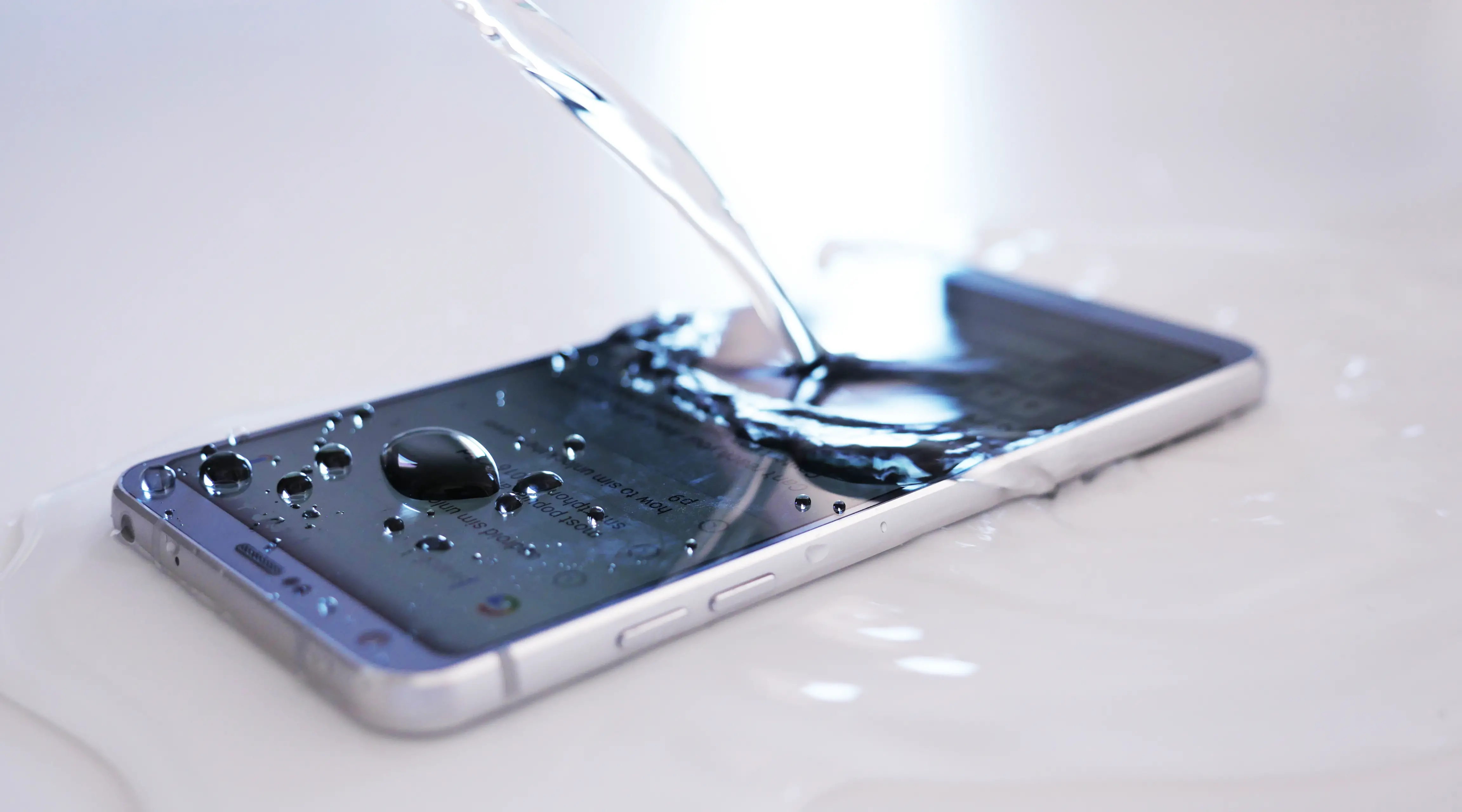 Вода в смартфоне что делать. Samsung Waterproof Phone. Смартфон в воде. Создание смартфона. Вода из смартфона.