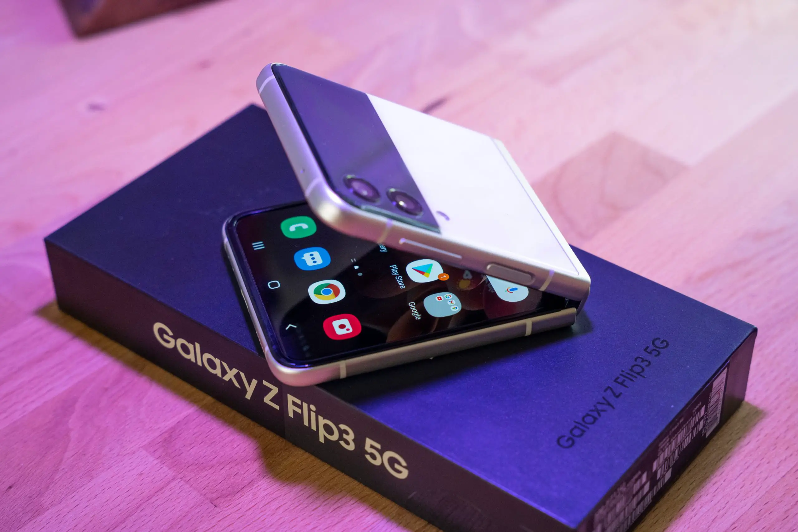 Samsung Galaxy Z Flip 3 Review: Flippin' good