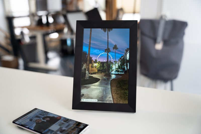 aeezo-wi-fi-digital-frame-review-display-photos-at-home