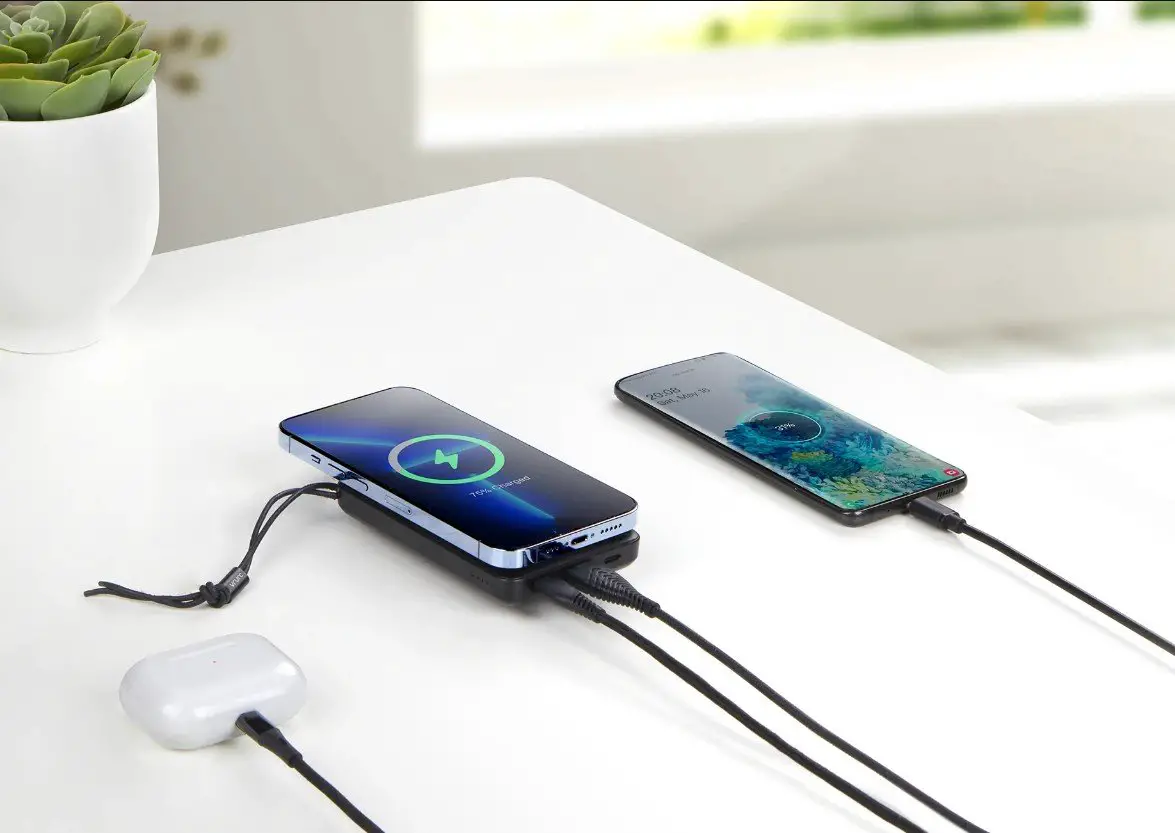 MagOn Magnetic Wireless Power Bank 4