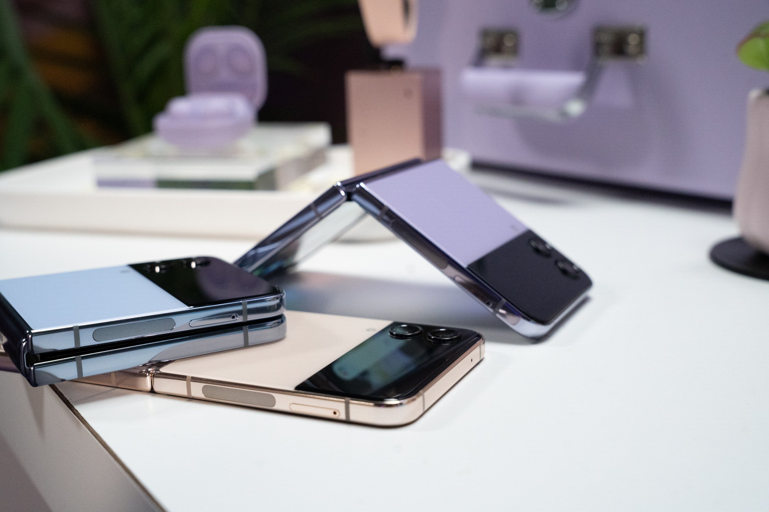 Samsung Galaxy Z Flip 4: the most popular foldable smartphone got one ...