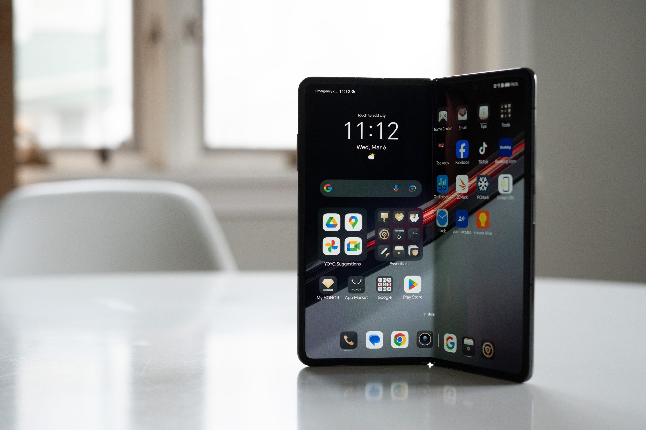 The new Samsung Galaxy Z Fold 6 just got body shamed by Honor - Phandroid